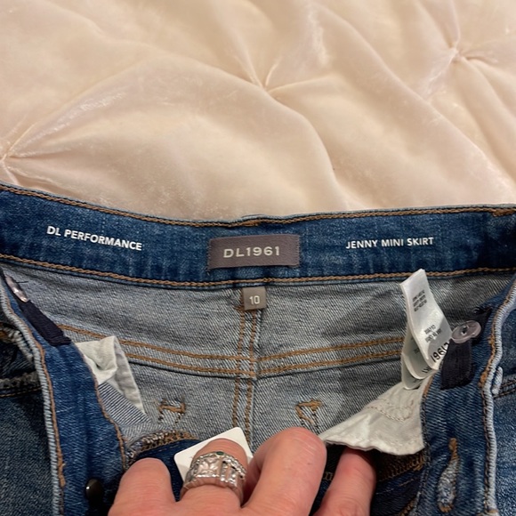 Best Jenny Mini Denim Skirt!!💙🦋 DL 1961 Performance Stretch! Size 10 - Picture 3 of 5